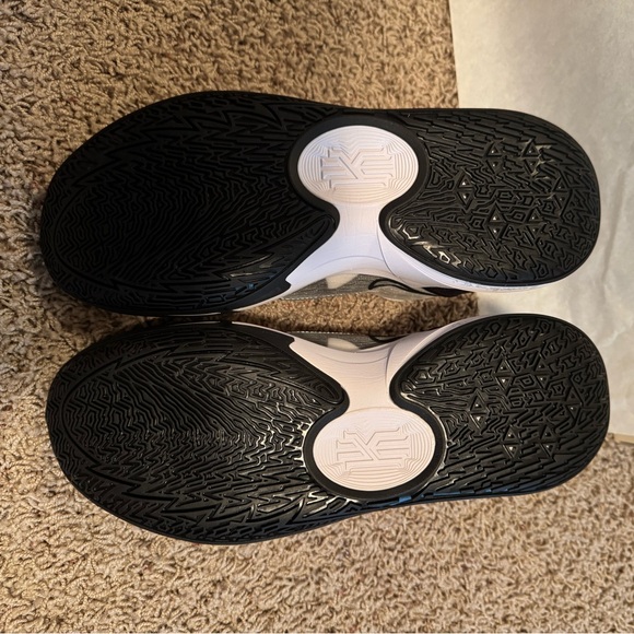 Kyrie Irving low 5 TB - Picture 4 of 4